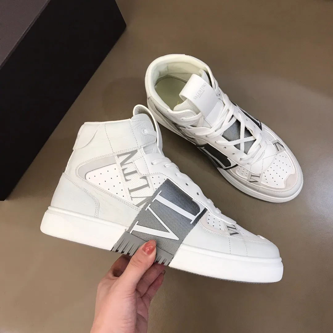 p480 "VALETINO**" new high-top 🆕 calfskin lace-up sneakers. No man should be able to refuse these shoes. The classic color scheme is so handsome! Purchase a high-precision replica of the original version to instantly sell off the market currency! 6 VLTN logo rubber effect straps - Valentino Garavani Logo printed on the back and tongue, all materials are customized to ensure quality! Size: 38-44